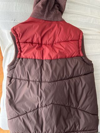 Chaleco acolchado con capucha