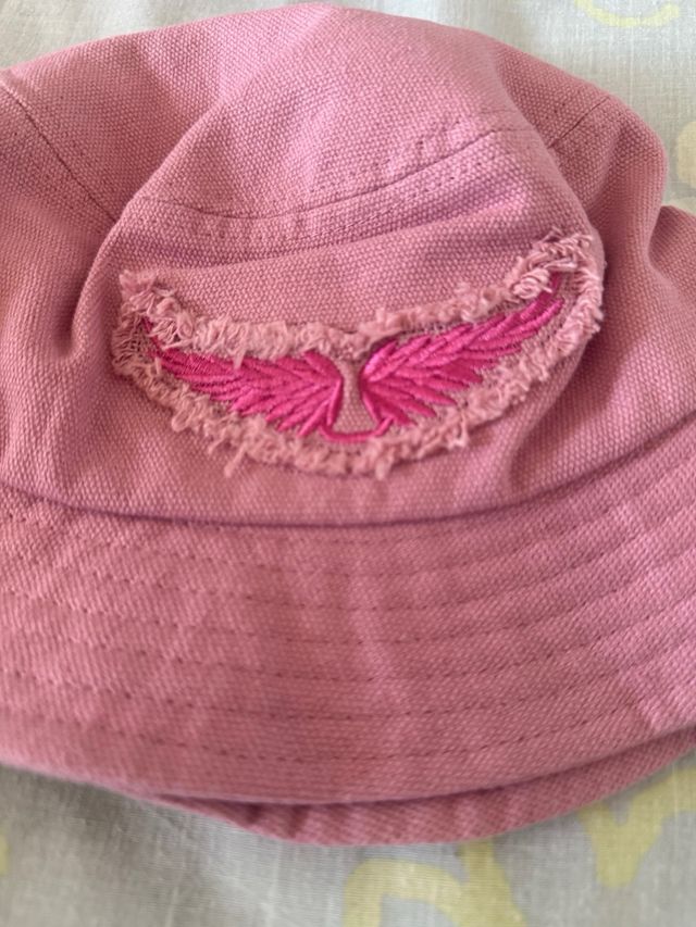 Gorro pescador rosa con alas