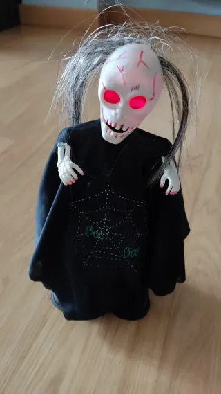 Muñeco de Halloween con sonido y luces en los ojos