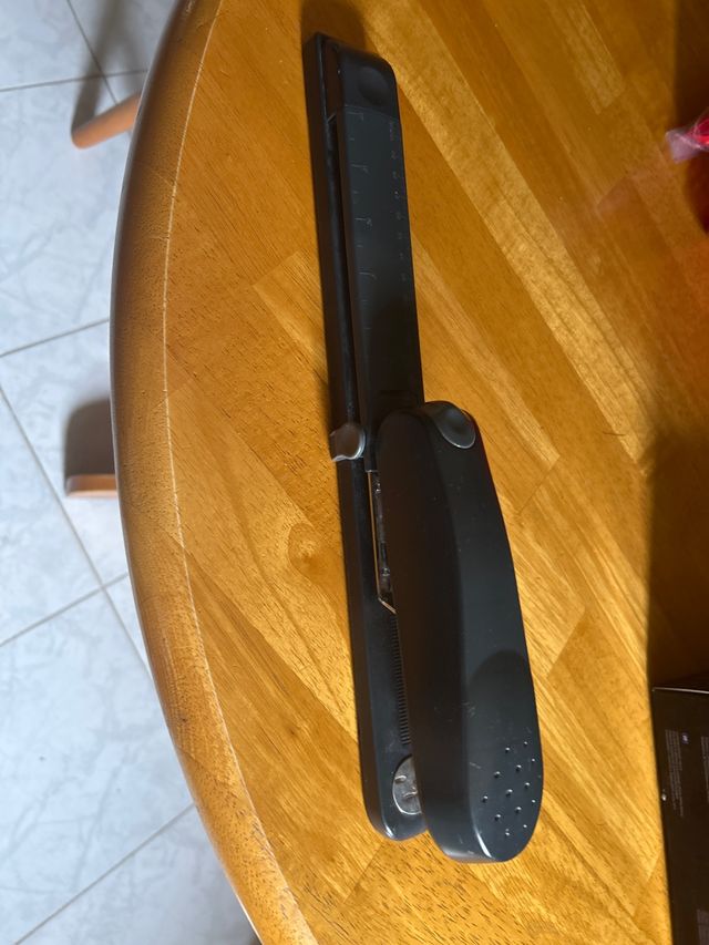 Cucitrice lunga nera