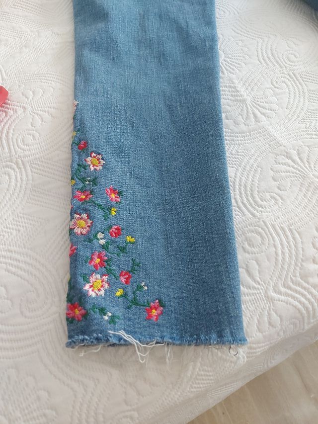 Vaqueros con bordado floral.
Elastano