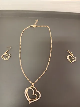 Conjunto collar y pendientes corazón