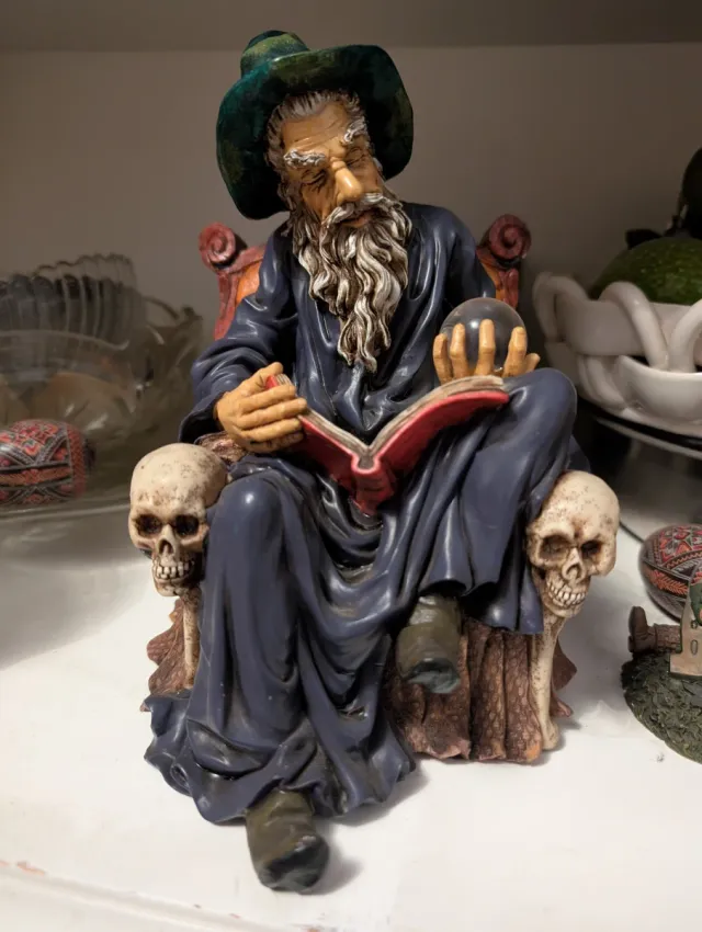 Figura Mago Resina Sentado Bola Cristal