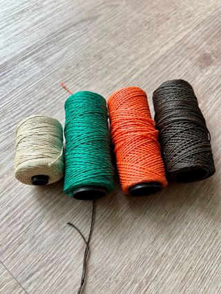 4 hilos encerado (blanco, verde, naranja, marrón)