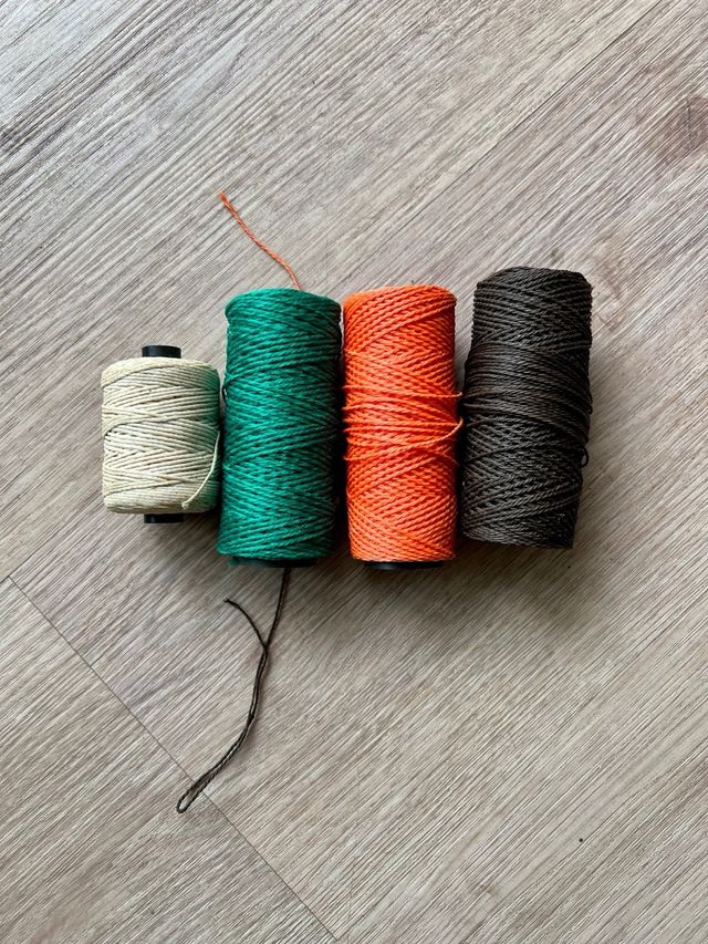 4 hilos encerado (blanco, verde, naranja, marrón)