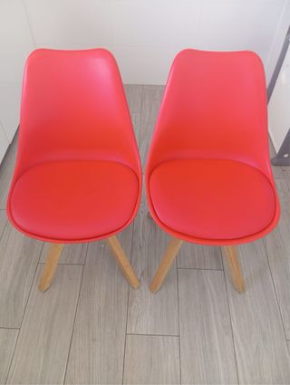 Sedie nordiche colorate, verdi e rosse.