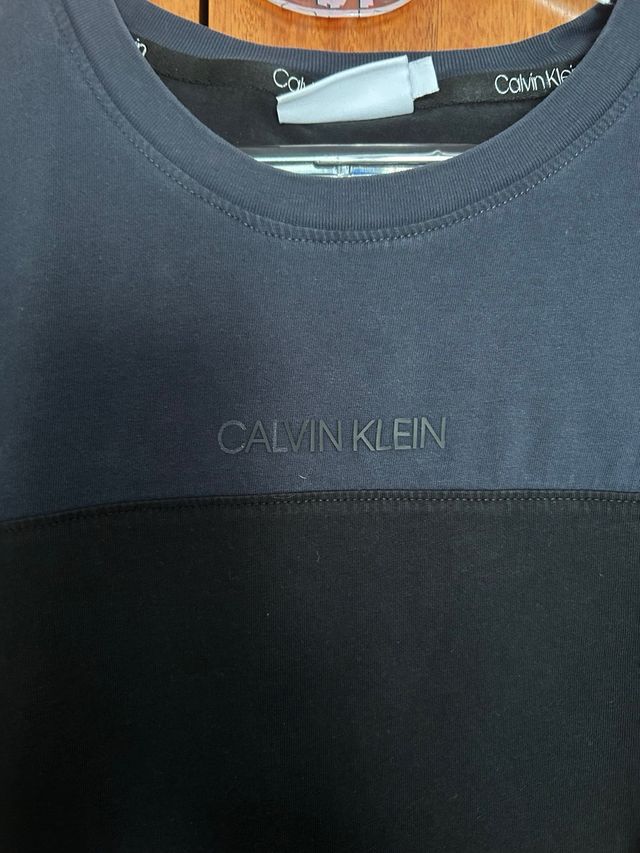 Camiseta Calvin Klein bicolor