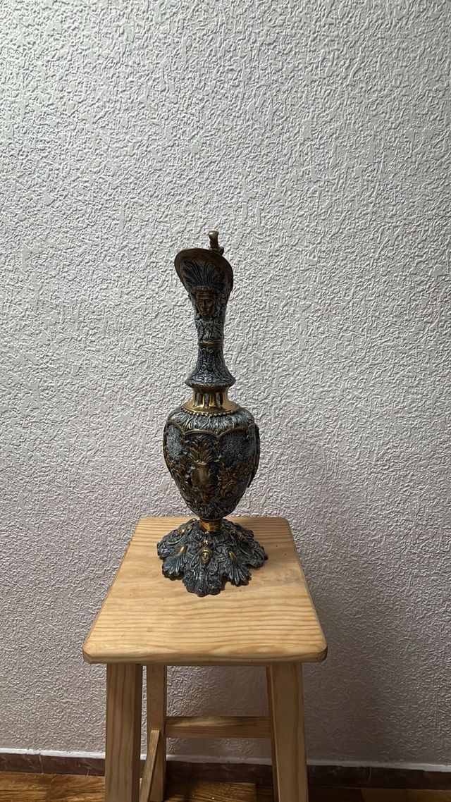 Jarrón ánfora antiguo decorado