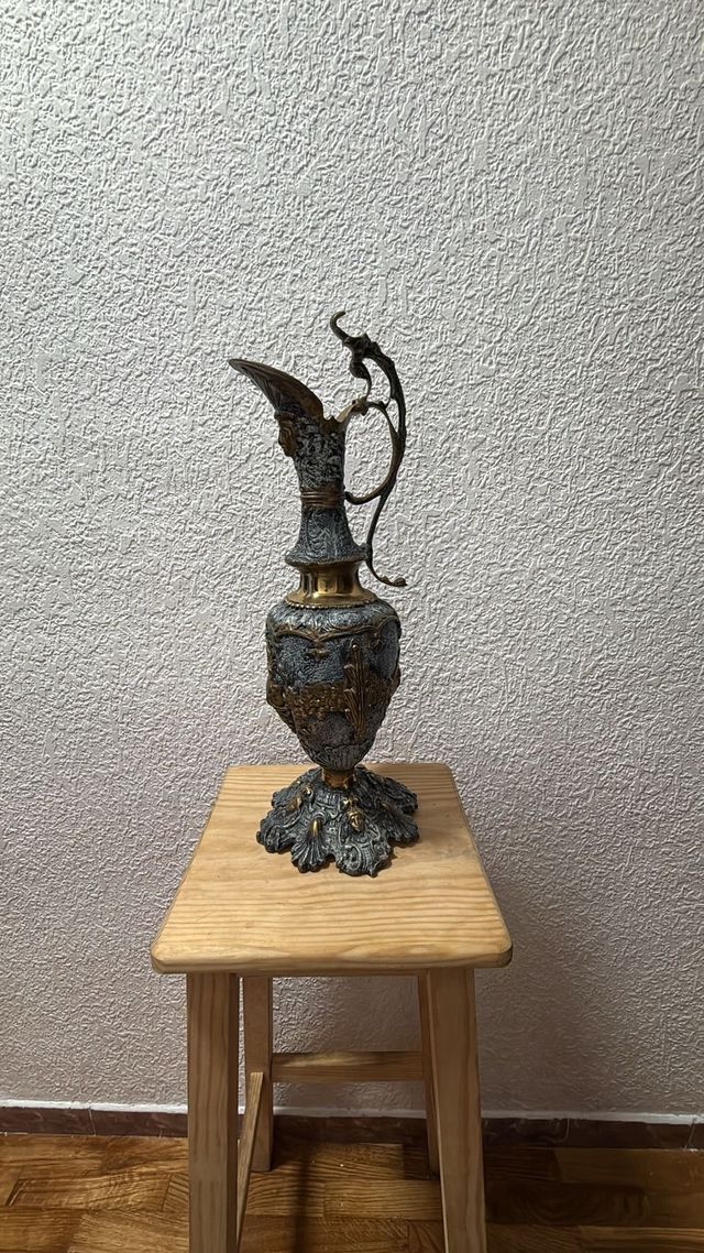 Jarrón ánfora antiguo decorado