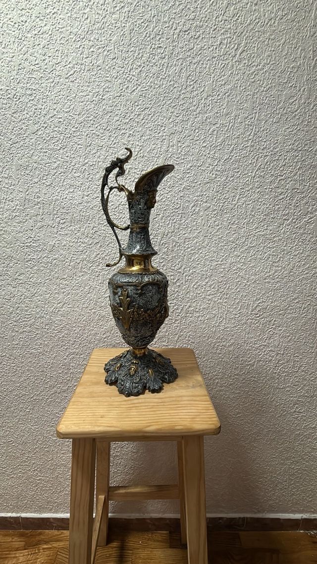 Jarrón ánfora antiguo decorado