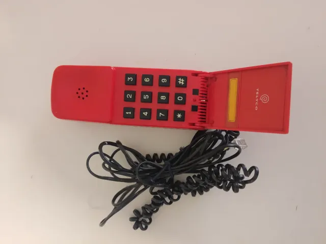 Teléfono antiguo rojo