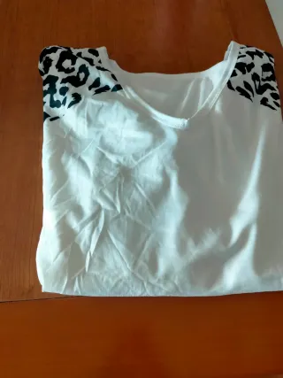 Camiseta con estampado de leopardo