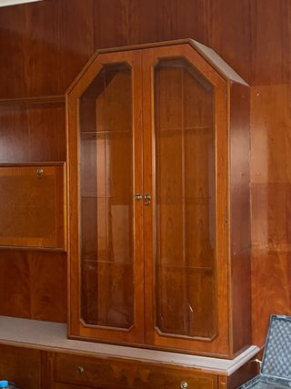 Mueble de madera maciza con vitrina y mueble bar