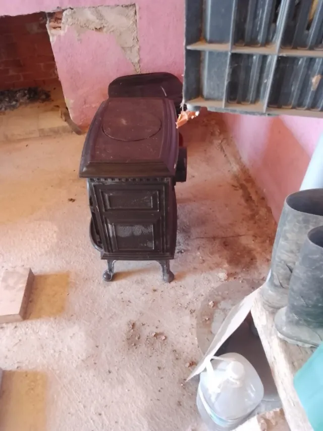 Estufa de leña negra