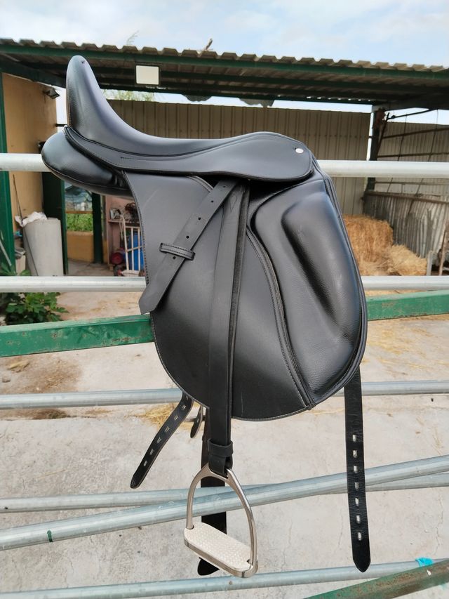 Montura de doma Negra Seminueva