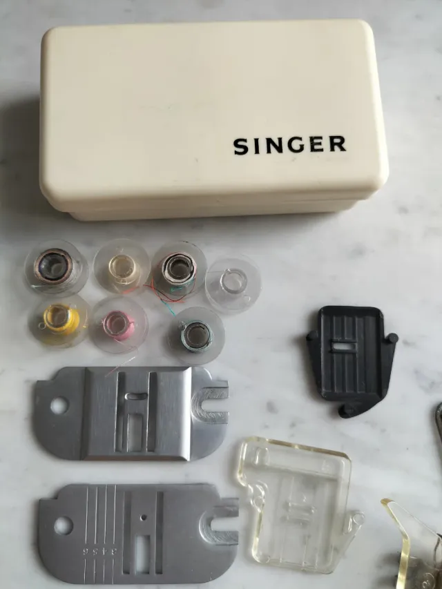 Caja Singer con accesorios de costura