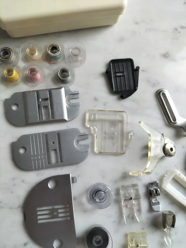 Caja Singer con accesorios de costura