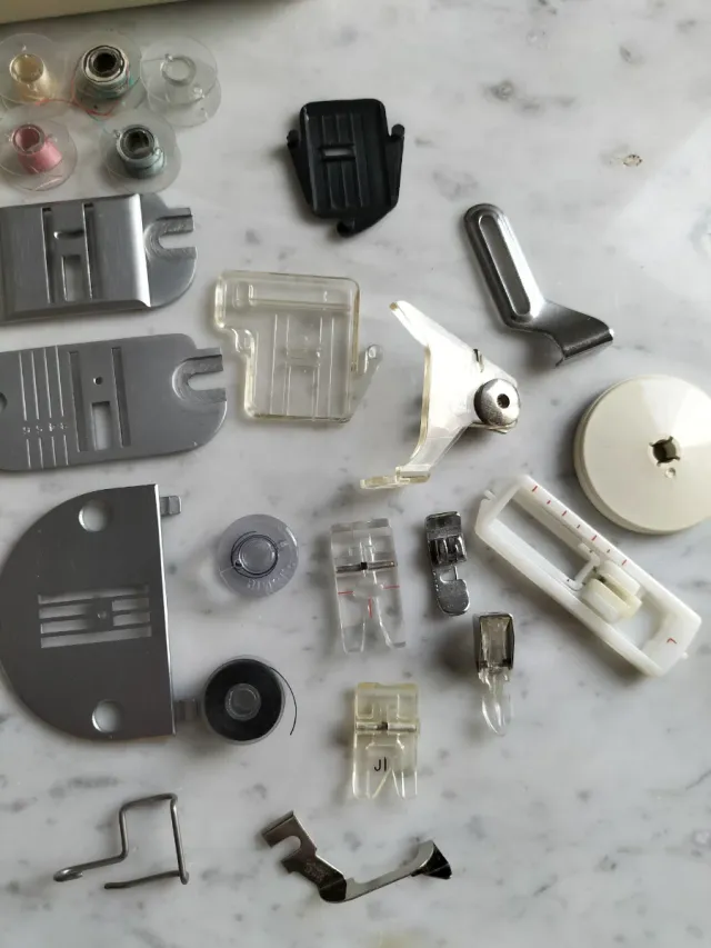 Caja Singer con accesorios de costura