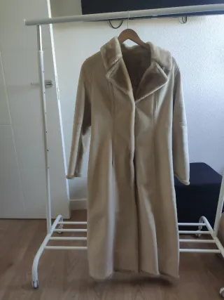 Abrigo piel vuelta beige largo