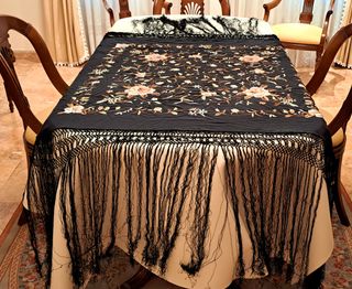 Mantón Manila bordado flecos negro y rosa