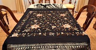 Mantón Manila bordado flecos negro y rosa