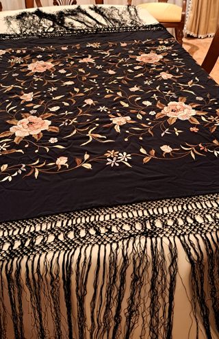 Mantón Manila bordado flecos negro y rosa