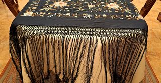 Mantón Manila bordado flecos negro y rosa