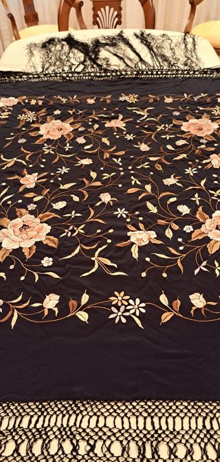 Mantón Manila bordado flecos negro y rosa