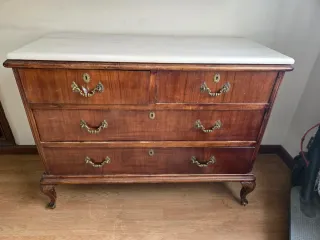 Cómoda de madera y mármol
