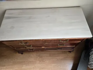 Cómoda de madera y mármol