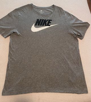 Camiseta Nike Talla XL Gris. Nueva sin estrenar.