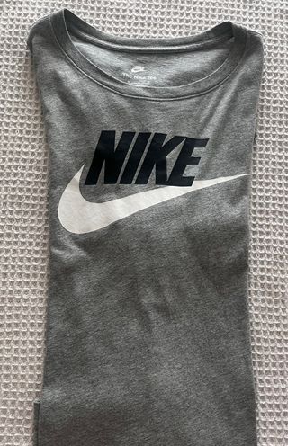 Camiseta Nike Talla XL Gris. Nueva sin estrenar.