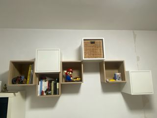 Estanterías modulares de madera y mimbre.
