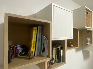 Estanterías modulares de madera y mimbre.