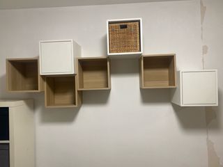 Estanterías modulares de madera y mimbre.