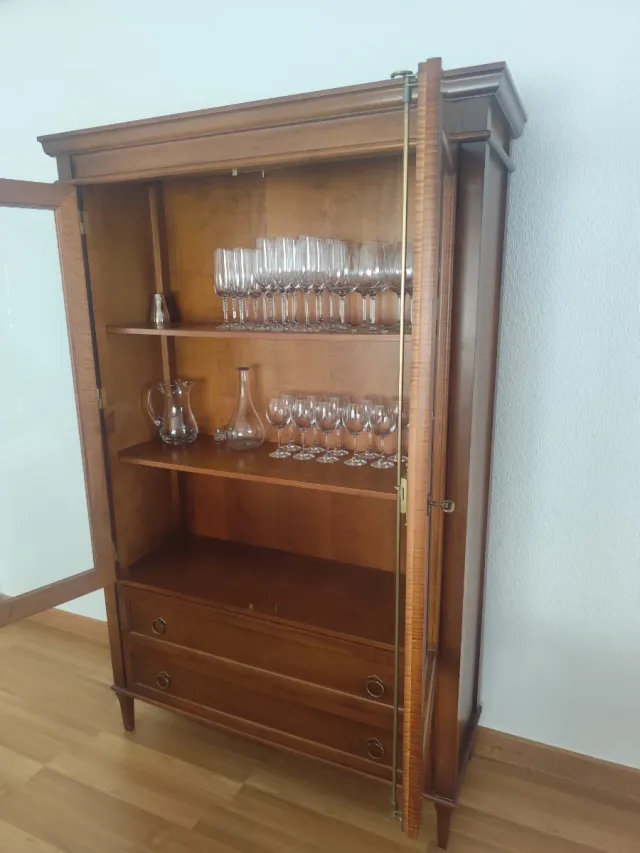 Vitrina de madera maciza y cristal.