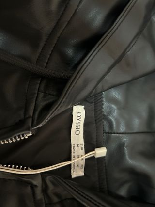 Cazadora OYSHO efecto piel negra