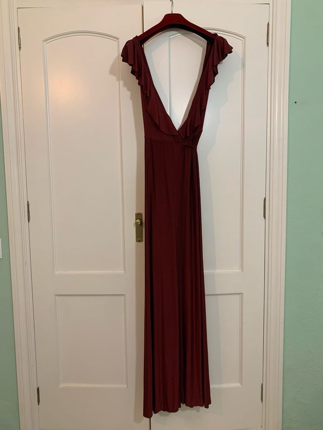 Vestido largo burdeos con volantes