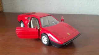 Auto giocattolo Ferrari GTO e Chrysler Guiloy. 