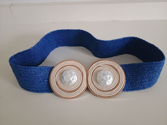 Cinturón azul con perlas y detalles de cuerda