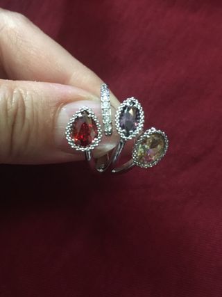 Anillo plateado ajustable con piedras