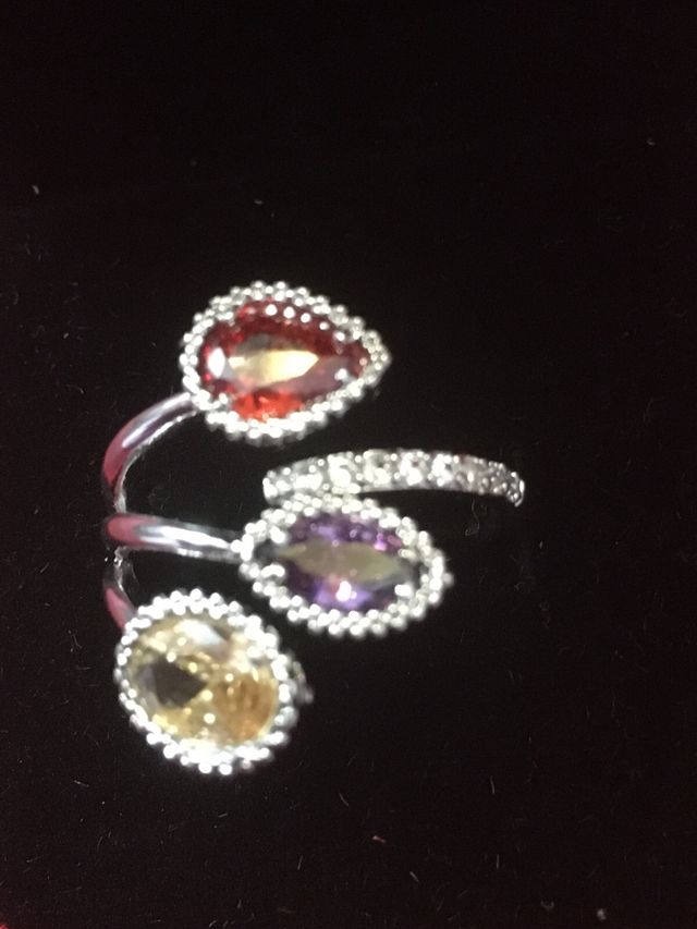 Anillo plateado ajustable con piedras