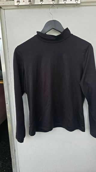 Camisola preta gola alta manga comprida