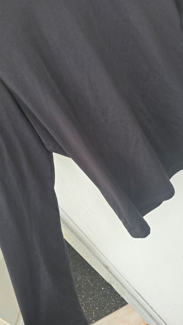 Camisola preta gola alta manga comprida