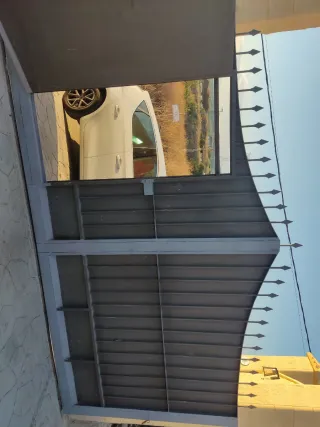 Puerta hierro corredera con peatonal