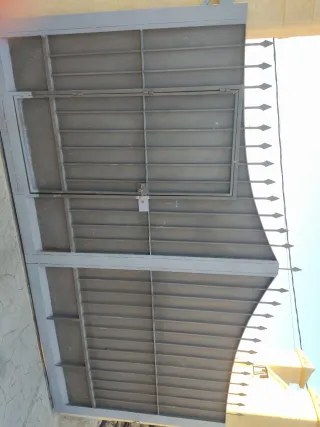 Puerta hierro corredera con peatonal