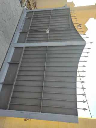 Puerta hierro corredera con peatonal