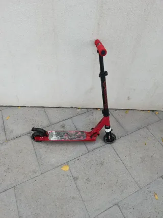 Patinete rojo