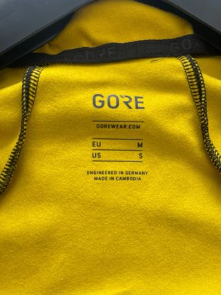 Chaqueta Gore negra con estampado de cruces