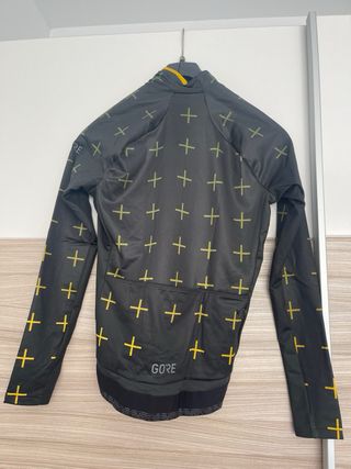 Chaqueta Gore negra con estampado de cruces